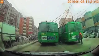 Водитель троллейбуса забыл как работает электротранспорт и попытался обогнать коллегу