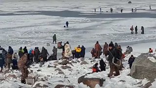 Как волна ломает лёд.  Рыбаки спасаются бегством