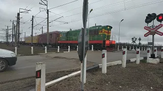 Маневровый тепловоз с хозяйственным поездом с вагонами-рельсовозами. КЖД