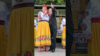 Наталія Фаліон і народний кум України Микола Янченко співають на бюветі в Трускавці #львівдепо