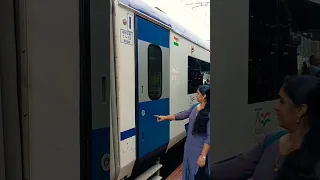 VANDE BHARAT EXPRESS TRAIN AUTOMATIC DOOR OPENING ❤️#shorts #viral #vandebharatexpress