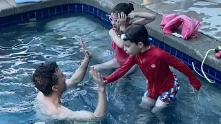 5 year olds teach themselves how to swim!!