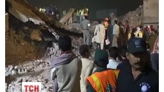 У пакистанському місті Лахор людей рятують з-під завалів