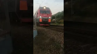 Электровоз ЭП1П 034 с пассажирским поездом Челябинск-Адлер.