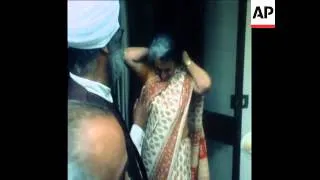 SYND 28 2 78 INDIRA GANDHI POSTS BAIL AND SPEAKS TO PRESS IN NEW DELHI