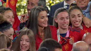 Doña Letizia junto a su hija Doña Sofía, en la final de la "Copa Mundial Femenina de la FIFA" ™