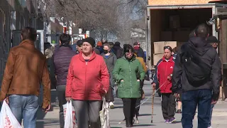 Хроники самоизоляции: в Волгограде люди стоят в очереди на почту и закупаются на рынке