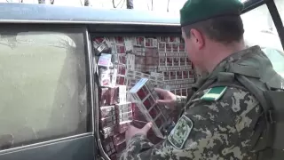На кордоні з Румунією прикордонники затримали позашляховик з 46 ящиками сигарет