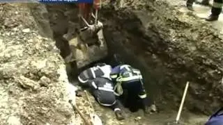 В Ивано-Франковске спасли строителя, которого засыпа...