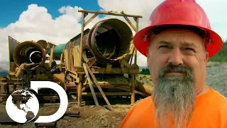 Equipe Hoffman minera com máquina dos anos 50 | Febre do Ouro | Discovery Brasil