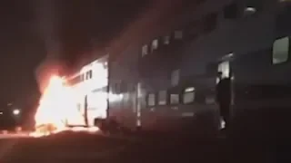 Tren choca contra una caravana y provoca incendio en Estados Unidos丨CCTV Español