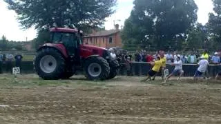 tiro alla fune. trattore vs agricoltori