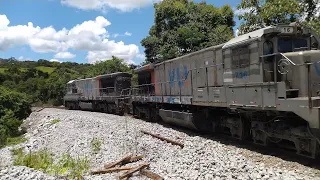 Trem cargueiro na zona rural de Cana Verde MG - Rota do Calcário