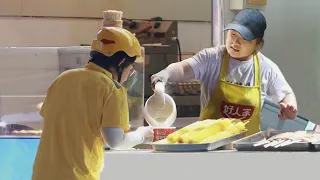 Delivery Man Asks Shopkeepers for Hot Water to Eat Instant Noodles | Social Experiment