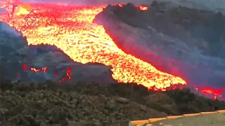 Ola gigante de lava baja a gran velocidad del volcán en La Palma.