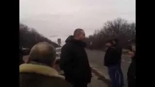 Колонна бронетехники на Донбассе едет на людей 16 марта 2014