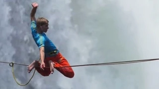 Два смельчака перешли по веревке пропасть над водопадом Виктория (новости) http://9kommentariev.ru/