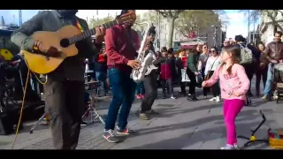 Niña bailando La cumbia cienaguera en Barcelona y la gente se vuelve eufórica