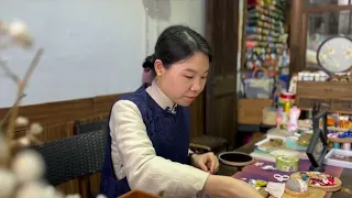 Chinese artist enjoys making traditional knot buttons