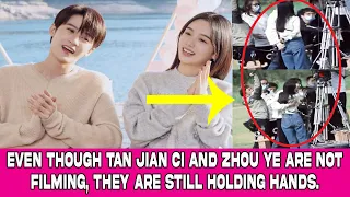 Even though Tan Jian Ci and Zhou Ye are not filming, they are still holding hands.