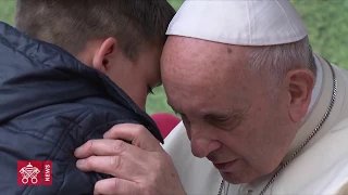 Il bambino commuove il Papa mostrando le proprie lacrime. Video integrale