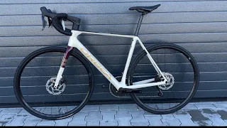 Orbea Orca Ivory White - Burgundy - Vulcano | prezentacja koloru | bikechill.pl