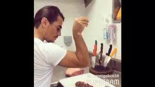 Турецкий повар готовит мясоTurkish chef prepares the meat