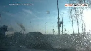 В Гродно с фуры обрушился тяжелый кусок льда на автомобиль Renault
