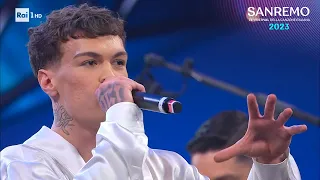 Sanremo 2023 - Blanco non sente la sua voce e distrugge il palco