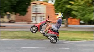 Scooter wheelies in Hungary | Piaggio Zip 50cc