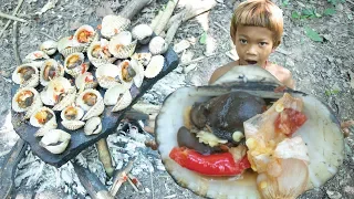 Primitive Technology | Cooking roasted oyster on a rock