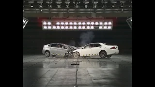 Toyota Crown VS Prius – Frontal Crash Test