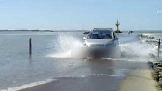 Passage du Gois. Vendée. La mer commence à submerger la route. Les voitures accélèrent . Août 2009.