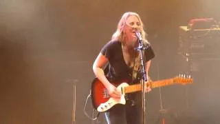 Lissie sings "Pursuit of Happiness" live at Shepherd's Bush Empire 13th December 2010