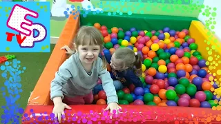 Игры в бассейне с шариками Детская игровая комната