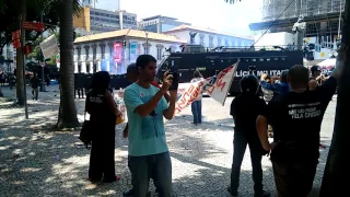 Polícia atira bombas durante manifestação dos servidos do Estado na ALERJ