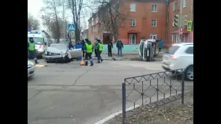 Автомобиль такси с 3 пассажирами перевернулся на перекрестке