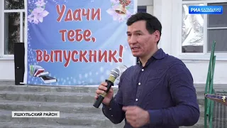 Бату Хасиков вручил аттестаты выпускникам Уланэргинской школы