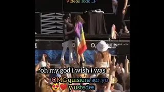 LP invites fan to get on stage and kiss 😍❤️😘 beso entre LP y una Fan❤️😘