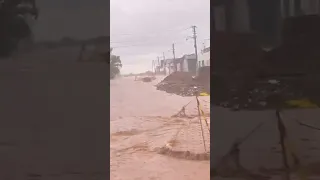 Registro mostra ruas alagadas em Nova Floresta/PB nesta sexta-feira (17)