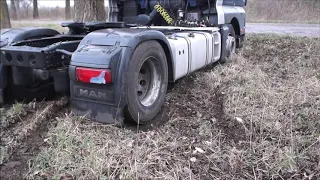 W Bobrownikach kierowca TIR'a zakopał się na poboczu drogi - 27.03.2019