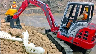 Bruder Digger! Bruder Toys Excavators finding Dinosaur Skeleton in Jack's Gravel Pit with RC Landy!
