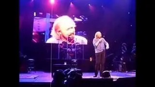 Barry Gibb Sings to His Wife at Chicago's United Center - May 27, 2014