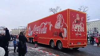 Příjezd vánočního kamionu Coca Cola v Litoměřicích na Mírovem náměstí.