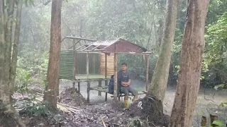 CAMPING HUJAN DERAS - MEMBANGUN SHELTER DI ATAS AIR DI DALAM HUTAN