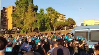 Salvini a Mondragone, scontri tra contestatori e forze dell’ordine: ferita una manifestante
