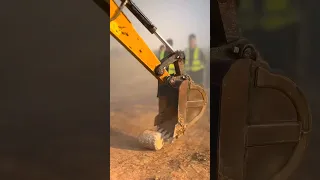 This is the difference between a novice and a veteran using an excavator 😂