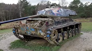 Das Wrack von Panzern M47 Patton und M41 Walker Bulldog im Wald.