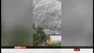 Mount Semeru volcano erupts as locals filmed fleeing on Java (1) (Indonesia) - BBC - 4 December 2021