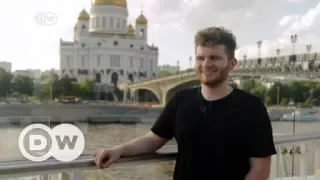 Gay in Russia: Blogger tests 'homophobic' supermarket | DW English